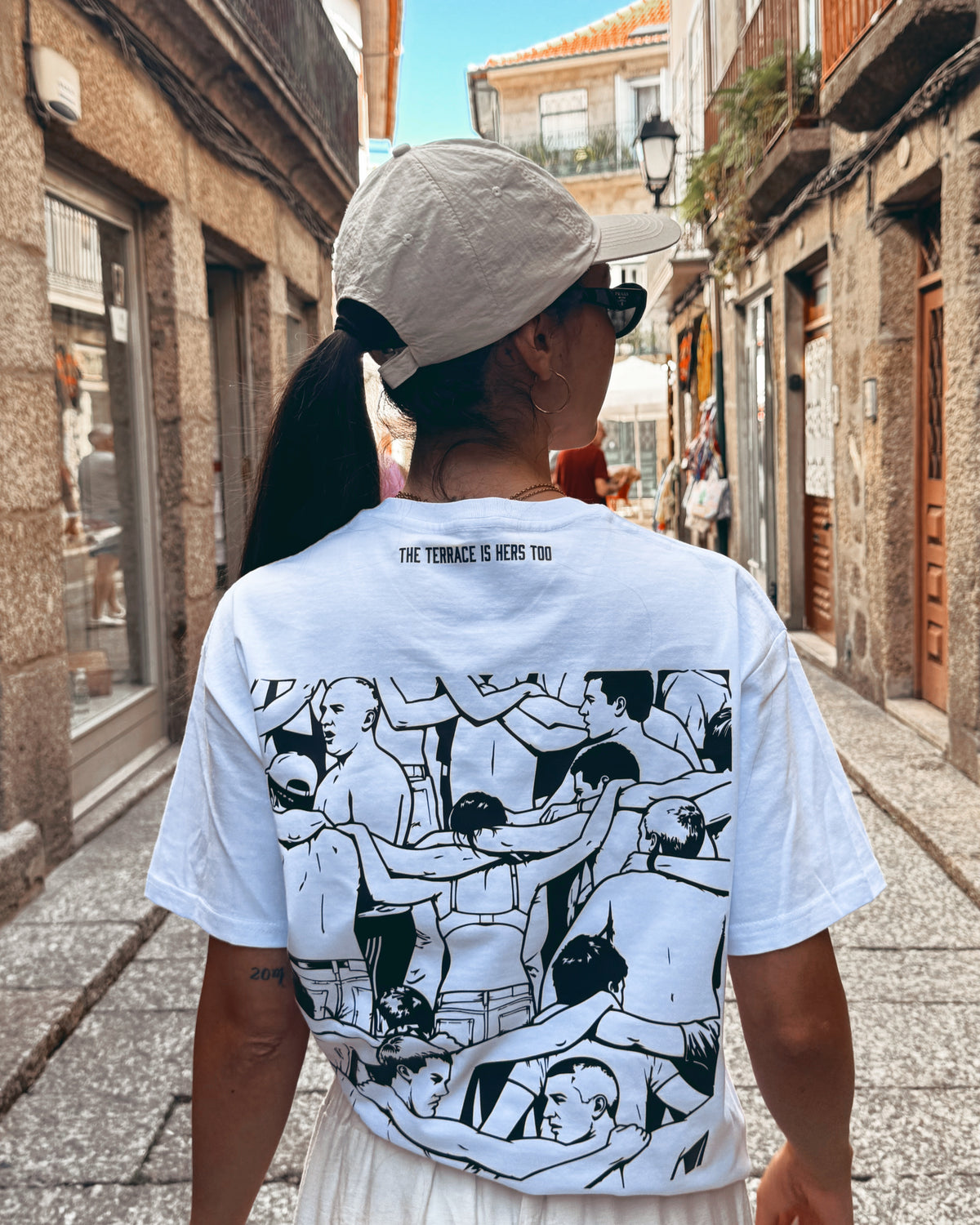 T-shirt Regular “The Terrace Is Hers Too”